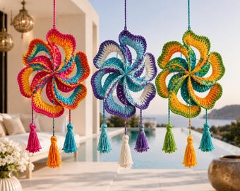 Schema PDF per girandola a vento a forma di fiore all'uncinetto, tutorial per girandola colorata da appendere all'uncinetto, decorazione per esterni e giardino, schema per girandola a vento in stile boho all'uncinetto