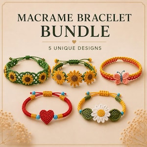 Op de afbeelding: Een macramé armbandenbundel met 5 unieke ontwerpen en de tekst MACRAME BRACELET BUNDLE 5 UNIQUE DESIGNS. De armbanden bevatten zonnebloempatronen, een roze vlinder, een rood hart en een witte margriet met groene bladeren.