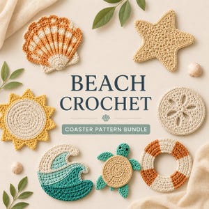 Op de afbeelding: Een verzameling gehaakte onderzetters met strandthema, waaronder een schelp, zeester, zon, zanddollar, golf, zeeschildpad en reddingsboei. De tekst BEACH CROCHET COASTER PATTERN BUNDLE staat in het midden tussen de verschillende gehaakte items.