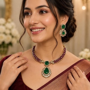 Collana girocollo con smeraldi e rubini e orecchini abbinati, set di gioielli da sposa indiani, set tradizionale Kundan Polki, set di collana di grande effetto.
