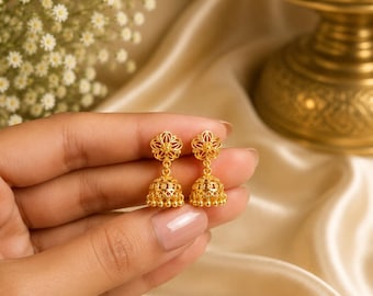 Gouden mini Jhumka oorbellen, kleine filigraan Indiase Jhumka's, delicate traditionele oorbellen met bloemmotief, etnische sieraden voor dagelijks gebruik, cadeau voor haar