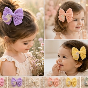 Può includere: Una collezione di fiocchi per capelli fatti a mano all'uncinetto in vari colori, tra cui rosa, viola, giallo e pesca. Ogni fiocco presenta un piccolo uccellino applicato. I fiocchi sono mostrati su bambini piccoli.