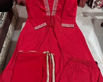 ザリ刺繍が施された赤いコットン製アナルカリスーツセット、インドの祝祭パーティーウェア