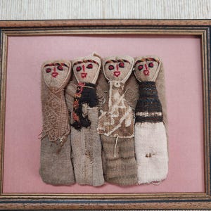 Cuadro con Reproducción de Conjunto de Muñecas Chancay, originarias del Perú.