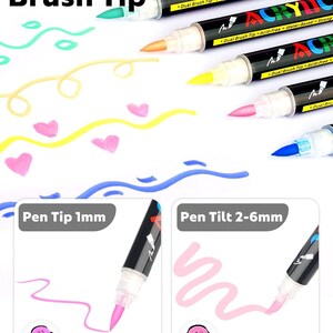 K&ouml;nnte beinhalten: Ein Set schwarzer Acrylmarker mit zweifarbigen Pinselspitzen, beschriftet mit Dual-Color Brush Tip, Acrylic, Pen Tip 1mm und Pen Tilt 2-6mm. Die Marker zeigen verschiedene Tintenfarben auf Papier, wobei die Kappen mit Farbnummern versehen sind.