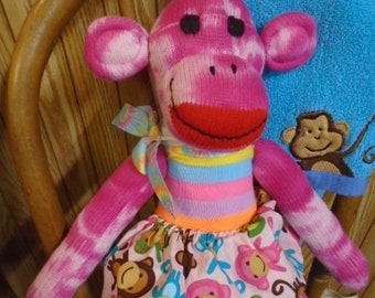 Muñeco mono tradicional clásico con calcetín de tacón rojo y falda de mono en teñido anudado rosa