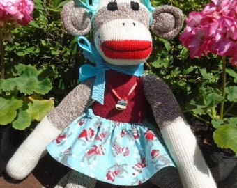 Macaco em torno de meia marrom, boneca macaca com saia e colar de macaco
