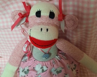 Muñeca clásica de mono con tacón rojo y calcetines rosas para niña, "Mary Lambs" (oveja) para primavera/Pascua.