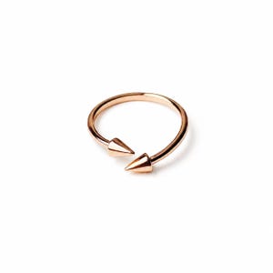Anillo con pincho chapado en oro rosa – Joyería delicada y ajustable