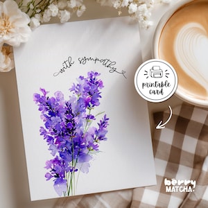 Könnte beinhalten: Eine weiße Grußkarte mit einer Aquarellillustration von violetten Lavendelblüten und dem schwarzen kursiven Text with sympathy. Ein kreisförmiges Abzeichen auf der Karte zeigt ein Druckersymbol und den Text printable card mit einem Pfeil.