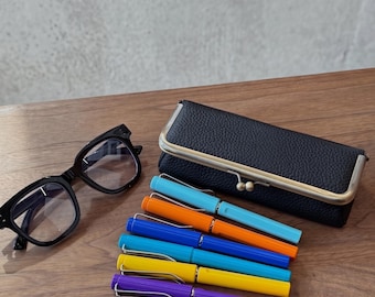 Estuche de cuero hecho a mano con cierre de broche para gafas de sol, caja organizadora de joyas con clip metálico, bolsa para guardar herramientas de maquillaje, estuche para bolígrafos/lápices. Regalo para ella.