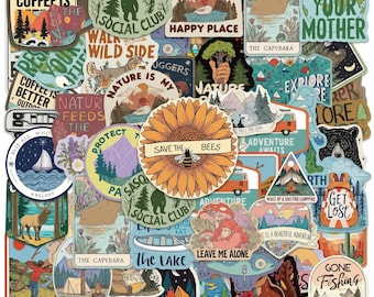 Pacote com 50 adesivos para atividades ao ar livre na natureza, ideais para camping, floresta, trilhas e aventuras em coolers, carros e diários de viagem.