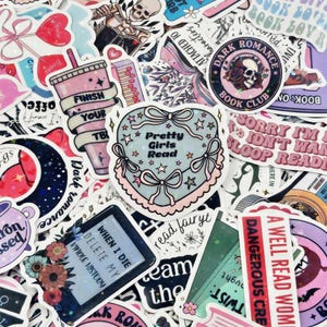 Può includere: Una collezione di adesivi in vinile assortiti con illustrazioni e testi a tema librario, incluse frasi come Pretty Girls Read, Finish Your TBR e When I Die Delete My Kindle History, con vari design colorati e accenti olografici.