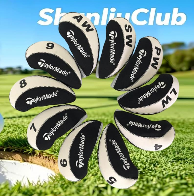 Op de afbeelding: Een set van tien zwart-witte TaylorMade golfclubhoezen gerangschikt in een cirkelvormig patroon. Elke hoes is voorzien van het TaylorMade-logo en een specifieke clubaanduiding, waaronder de cijfers 4 tot en met 9 en de labels AW, SW, PW en LW.