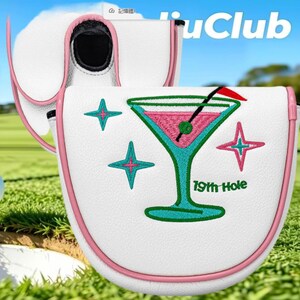Op de afbeelding: Een witte golfputter-headcover met roze biezen en een geborduurde afbeelding van een martiniglas. Het ontwerp bevat turquoise en roze steraccenten en de tekst 19th Hole in het groen. De hoes is voorzien van een zwarte binnenvoering.