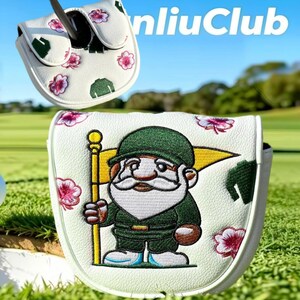 Op de afbeelding: Een witte golfputter headcover met een geborduurde kabouter in een groen uniform die een gele vlag vasthoudt. De hoes is versierd met kleine roze hibiscusbloemen en groene bladpatronen. De tekst "nliuClub" is bovenaan zichtbaar.