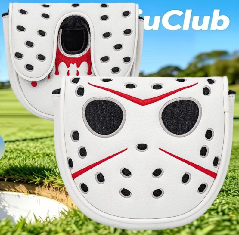 Op de afbeelding: Twee witte mallet putter covers met een ijshockeymaskerontwerp met zwarte cirkelvormige gaten, rode accenten en zwarte oogopeningen. De covers zijn gemaakt van wit materiaal met geborduurde details. De tekst "uClub" is rechtsboven zichtbaar.