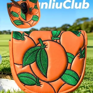 Op de afbeelding: Een oranje golfputter headcover met een geborduurd patroon van feloranje vruchten met glinsterende groene bladeren. Het ontwerp toont een bovenaanzicht met de opening voor de schacht en een vooraanzicht van het gedetailleerde fruitmotief.