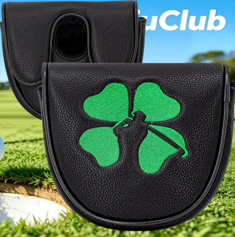 Op de afbeelding: Een zwarte putter headcover van gestructureerd leer met een grote geborduurde groene klavervier, inclusief het silhouet van een golfer die een club zwaait in het midden. Het woord "uClub" is gedeeltelijk zichtbaar in witte tekst bovenaan.