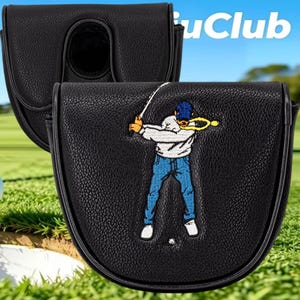 Op de afbeelding: Een zwarte putter headcover van gestructureerd leer met een geborduurde afbeelding van een persoon in een wit shirt, blauwe spijkerbroek en blauwe pet die een golfclub zwaait. Het woord "iuClub" is rechtsboven gedeeltelijk zichtbaar in witte tekst.