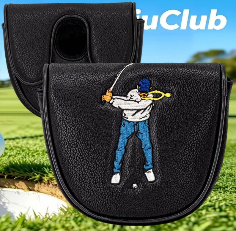 Op de afbeelding: Een zwarte putter headcover van gestructureerd leer met een geborduurde afbeelding van een persoon in een wit shirt, blauwe spijkerbroek en blauwe pet die een golfclub zwaait. Het woord "iuClub" is rechtsboven gedeeltelijk zichtbaar in witte tekst.