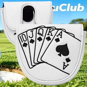 Op de afbeelding: Een witte golfputter-headcover met een zwart geborduurd ontwerp van een royal flush in schoppen, inclusief de 10, boer, vrouw, heer en aas. De hoes heeft een afgeronde vorm met witte biezen en een zwarte voering aan de binnenzijde.