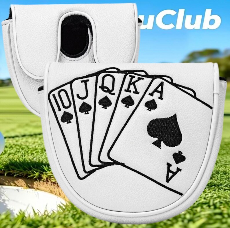 Op de afbeelding: Een witte golfputter-headcover met een zwart geborduurd ontwerp van een royal flush in schoppen, inclusief de 10, boer, vrouw, heer en aas. De hoes heeft een afgeronde vorm met witte biezen en een zwarte voering aan de binnenzijde.
