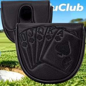 Op de afbeelding: Een zwarte golfputter headcover van gestructureerd leer met een in reli&euml;f aangebracht ontwerp van een royal flush van schoppen speelkaarten. De hoes heeft een afgeronde vorm met gestikte randen en toont de kaarten 10, J, Q, K en A van schoppen.