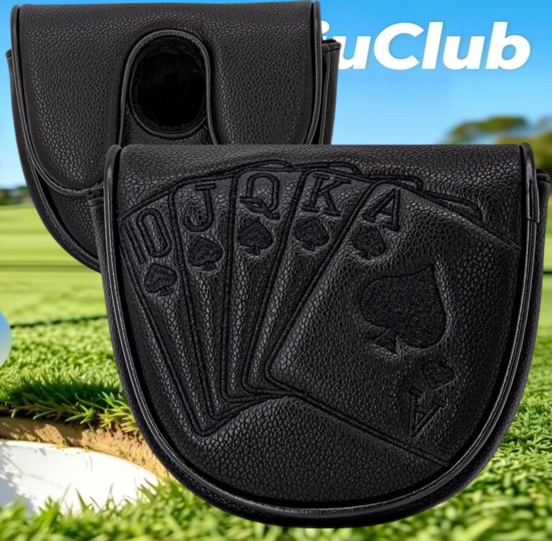 Op de afbeelding: Een zwarte golfputter headcover van gestructureerd leer met een in reli&euml;f aangebracht ontwerp van een royal flush van schoppen speelkaarten. De hoes heeft een afgeronde vorm met gestikte randen en toont de kaarten 10, J, Q, K en A van schoppen.