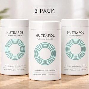 Op de afbeelding: Drie witte cilindervormige flessen Nutrafol Women's Balance haargroeisupplement. Elke fles heeft een turquoise cirkelvormig ontwerp en de tekst "HAIR GROWTH NUTRACEUTICAL" en "DIETARY SUPPLEMENT - 120 CAPSULES". De tekst "3 PACK" staat bovenaan.