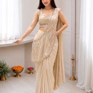Conjunto de sari dhoti listo para usar, blusa bustier bordada con lentejuelas y pallu, sari indo-occidental precosido, atuendo para invitada de boda o cóctel.