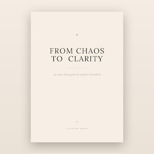 Peut inclure: Une couverture de planner numérique rectangulaire de couleur beige clair avec le texte noir centré FROM CHAOS TO CLARITY. Sous le titre se trouvent la phrase un reset doux pour les esprits encombrés et le texte un planner digital.