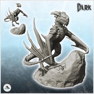 Peut inclure: Une figurine miniature en résine grise non peinte représentant un dragon avec de grandes ailes, des cornes et un corps texturé, posé sur un socle rocheux. Le mot DARK est imprimé en haut à droite. Une version plus petite est en haut à gauche.