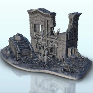 Puede incluir: Un diorama en miniatura gris que muestra un edificio de ladrillo en ruinas con paredes faltantes, un tanque a la izquierda, un árbol desnudo en el centro y un coche antiguo a la derecha, todo sobre una base texturizada con escombros.