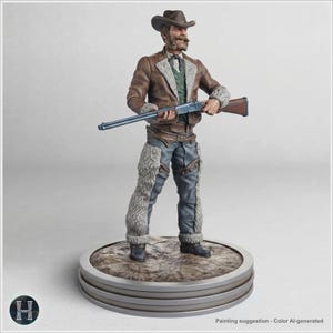 Peut inclure: Une figurine détaillée représentant un cow-boy portant une veste en cuir marron à col en fourrure blanche, un gilet vert et un pantalon bleu avec des jambières en fourrure. Il porte un chapeau de cow-boy marron et tient un long fusil.