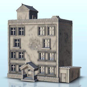 Peut inclure: Une maquette de bâtiment à trois étages avec une finition gris clair vieillie. La structure présente une section de toit à pignon, plusieurs fenêtres rectangulaires avec des croisillons, un petit porche d'entrée et une extension latérale.