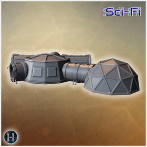 Puede incluir: Una estructura de base de ciencia ficción modular gris que presenta un núcleo hexagonal central con pasillos cilíndricos adjuntos y una gran sección de cúpula geodésica. El texto Sci-Fi es visible en la esquina superior derecha y un logotipo circular en la inferior izquierda.