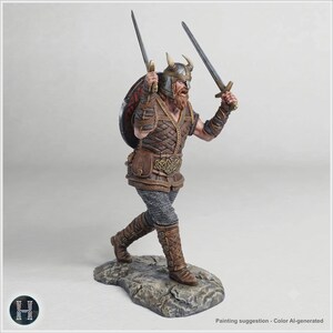Puede incluir: Una figura detallada de un guerrero vikingo en pose de combate dinámica, con casco con cuernos, armadura de cuero marrón y cota de malla. La figura sostiene dos espadas plateadas y un escudo redondo sobre una base de piedra gris.