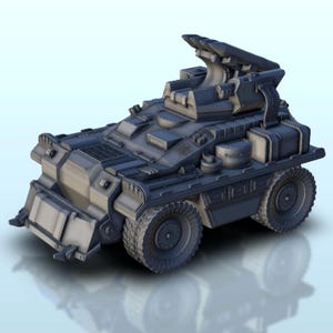 Puede incluir: Un vehículo militar en miniatura de color gris sin pintar que cuenta con un chasis de varias ruedas, un arado frontal y un sistema de lanzacohetes montado en la parte superior. El modelo muestra detalles mecánicos complejos y cajas de almacenamiento.