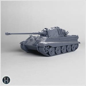 Puede incluir: Un modelo a escala gris de un tanque pesado que presenta un cañón principal largo, una torreta con una escotilla y orugas detalladas. El cuerpo del tanque muestra características moldeadas, incluyendo placas de blindaje laterales y una ametralladora.