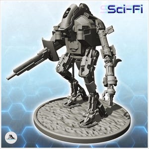 Può includere: Una miniatura di robot fantascientifico grigia e non dipinta su una base circolare. Il robot presenta una testa arrotondata, un'arma a canna lunga sul braccio destro e un artiglio meccanico sul sinistro. Il testo Sci-Fi è visibile in alto a destra.