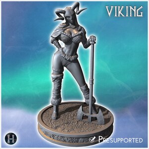 Könnte beinhalten: Eine graue Harzfigur eines Kriegers mit gehörntem Helm, fellbesetztem Oberteil und Stiefeln, die auf einem runden Sockel steht. Die Figur hält eine große Doppelaxt. Der Text VIKING und PRESUPPORTED ist auf dem Bild zu sehen.