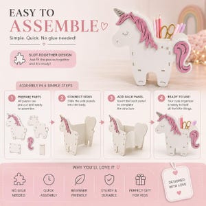 K&ouml;nnte beinhalten: Ein wei&szlig;-rosa Schreibtisch-Organizer in Einhornform mit Stecksystem. Das Bild enth&auml;lt eine Montageanleitung mit der &Uuml;berschrift EASY TO ASSEMBLE, die in vier Schritten zeigt, wie die vorgeschnittenen Teile ohne Kleber zusammengesetzt werden, sowie ein Etikett mit der Aufschrift DESIGNED WITH LOVE.