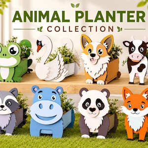 Könnte beinhalten: Eine Sammlung von acht hölzernen Tier-Pflanzgefäßen in Form von Frosch, Schwan, Corgi, Kuh, Waschbär, Flusspferd, Panda und Fuchs. Jeder Pflanzkübel hat ein ausgeschnittenes Tiergesicht auf der Vorderseite und enthält eine kleine Pflanze. Text: ANIMAL PLANTER COLLECTION.
