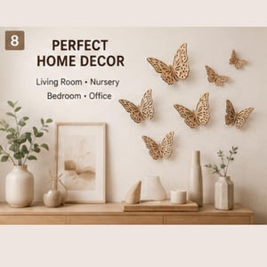 Puede incluir: Un conjunto de siete decoraciones de pared con forma de mariposa en madera de color marr&oacute;n claro cortada con l&aacute;ser. El texto dice: 8 PERFECT HOME DECOR Living Room &bull; Nursery Bedroom &bull; Office. Incluye dos jarrones de cer&aacute;mica con plantas.