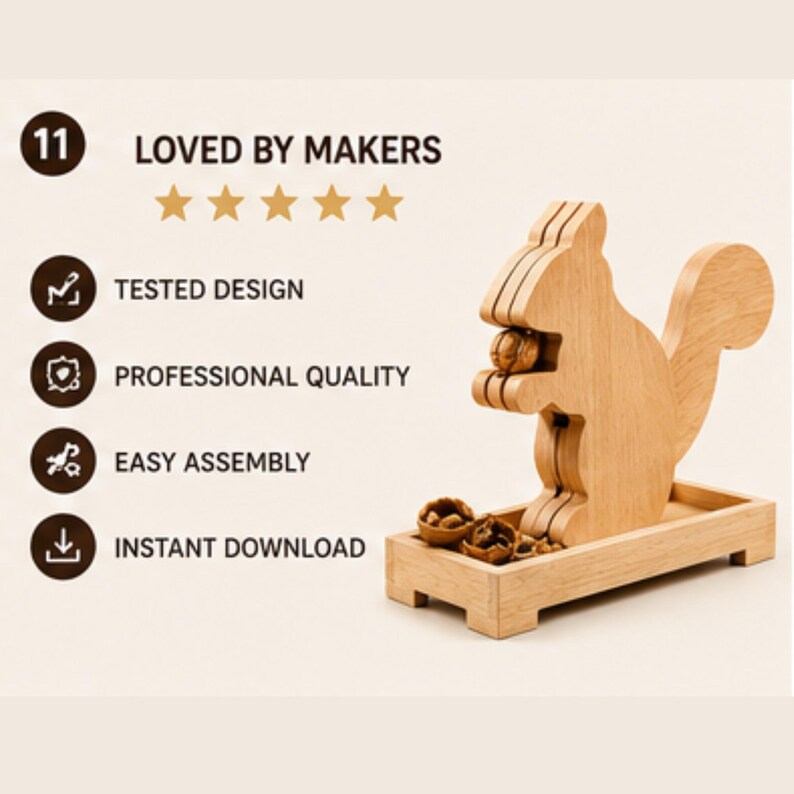Może przedstawiać: Jasny drewniany dziadek do orzech&oacute;w w kształcie wiewi&oacute;rki na prostokątnej podstawie, trzymający orzech. Tekst zawiera: 11 LOVED BY MAKERS, TESTED DESIGN, PROFESSIONAL QUALITY, EASY ASSEMBLY, INSTANT DOWNLOAD, z pięcioma złotymi gwiazdkami.