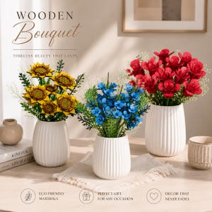 Può includere: Tre vasi in ceramica bianca a coste contenenti bouquet di fiori artificiali in legno. Un vaso contiene girasoli gialli, un altro fiori blu e il terzo fiori rossi. Ogni composizione include fogliame verde e piccoli fiori bianchi.