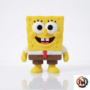 Op de afbeelding: Een geel, rechthoekig SpongeBob SquarePants-figuur met grote witte ogen, zwarte pupillen en een brede glimlachende mond. Het personage draagt een wit overhemd met een kleine rode stropdas en een bruine, vierkante broek.