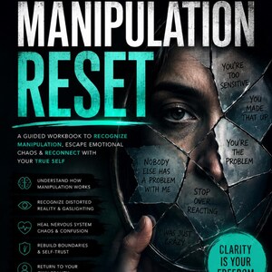 Puede incluir: Portada del libro "The Manipulation Reset" en verde azulado y negro. Presenta un espejo fragmentado que refleja un rostro, con fragmentos de texto como "You're too sensitive" y "Clarity is your freedom".