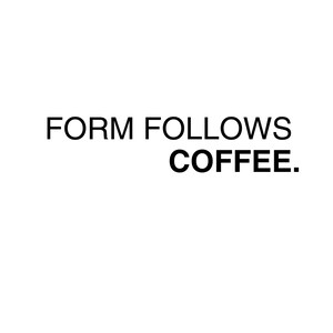 Può includere: Uno sfondo bianco con il testo nero FORM FOLLOWS COFFEE. Le parole sono disposte su due righe, con FORM FOLLOWS sulla riga superiore e COFFEE. sulla seconda, il tutto in un carattere tipografico sans-serif pulito e in maiuscolo.